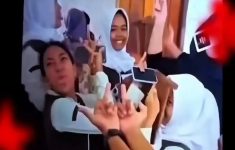 Siswa SMAN 1 Purwakarta Acungkan Jari Tengah pada Guru, Netizen: Miris Banget Adabnya