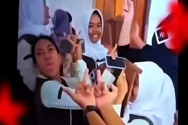 Siswa SMAN 1 Purwakarta Acungkan Jari Tengah pada Guru, Netizen: Miris Banget Adabnya