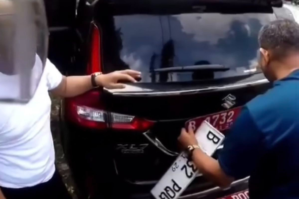 Viral! ASN DKI Ganti Plat Mobil Dinas Jadi Warna Putih, Ketahuan di Puncak