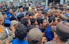 Warga Gelar Demo di Kantor Gubernur Kaltim, Pengadaan Mobil Dinas Tembus Rp8,5 Miliar
