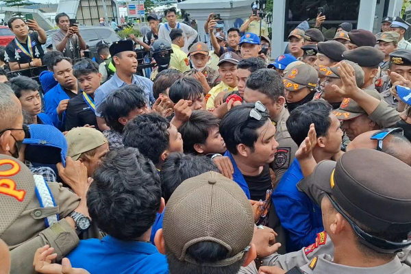 Warga Gelar Demo di Kantor Gubernur Kaltim, Pengadaan Mobil Dinas Tembus Rp8,5 Miliar