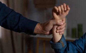 Anggota TNI Tegur Ibu Pukul Anak Viral, Berujung Pengeroyokan di Stasiun Depok Baru