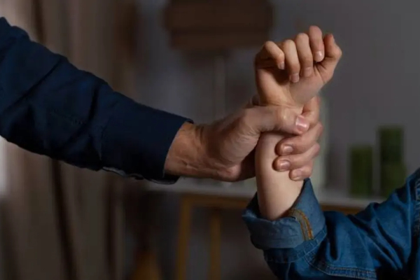 Anggota TNI Tegur Ibu Pukul Anak Viral, Berujung Pengeroyokan di Stasiun Depok Baru