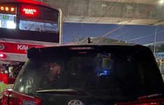 Mobil Innova Ringsek Ditabrak KRL di Bogor, Sopir Misterius Kabur Tinggalkan Kendaraan