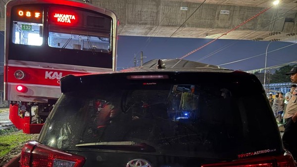 Mobil Innova Ringsek Ditabrak KRL di Bogor, Sopir Misterius Kabur Tinggalkan Kendaraan