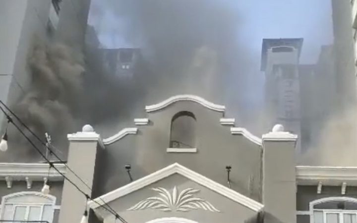 Kebakaran di Apartemen Mediterania Jakbar, 65 Petugas Damkar Dikerahkan