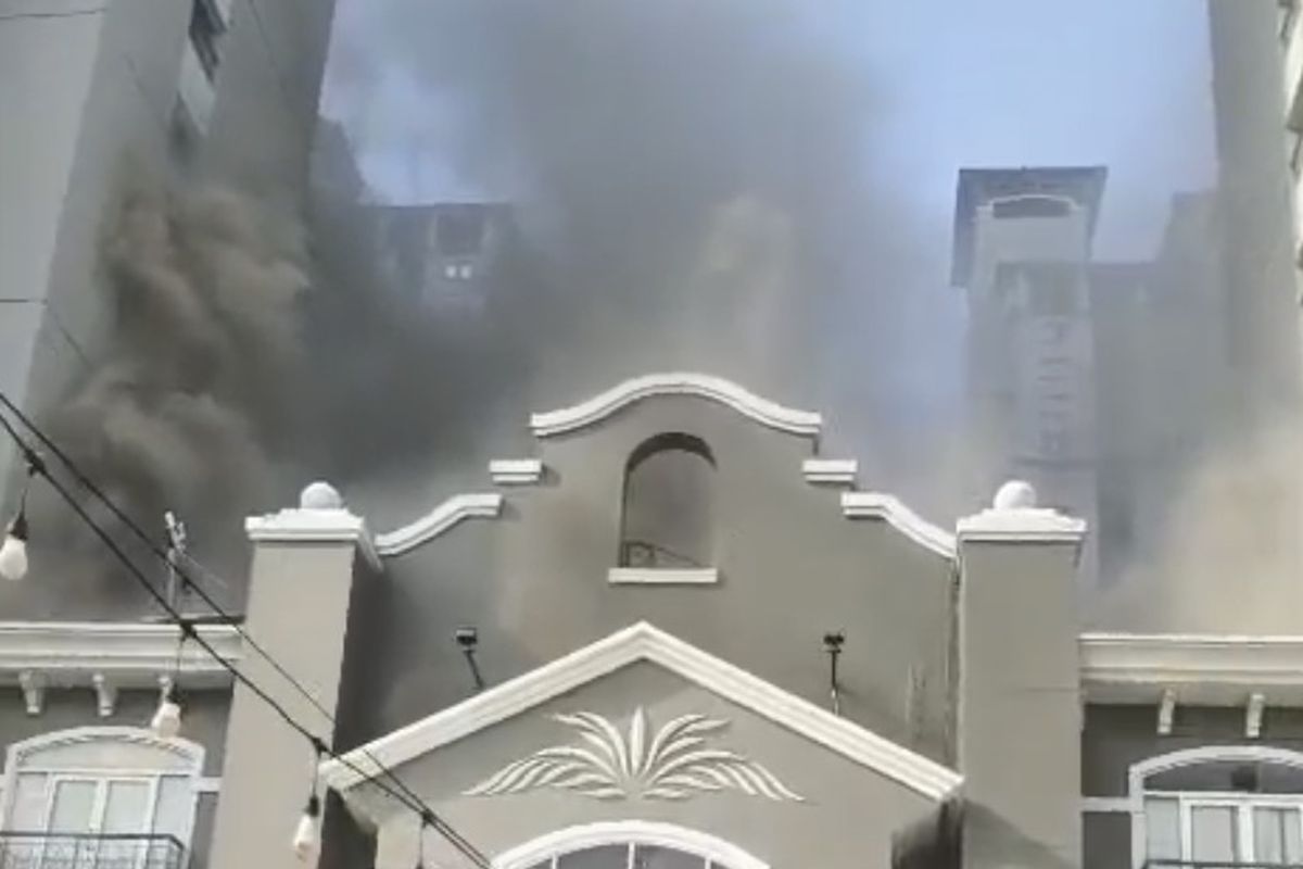 Kebakaran di Apartemen Mediterania Jakbar, 65 Petugas Damkar Dikerahkan
