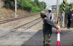 Dishub Bekasi Pasang Palang Pintu Manual di Perlintasan Ampera Pascainsiden Kecelakaan Kereta