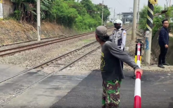Dishub Bekasi Pasang Palang Pintu Manual di Perlintasan Ampera Pascainsiden Kecelakaan Kereta