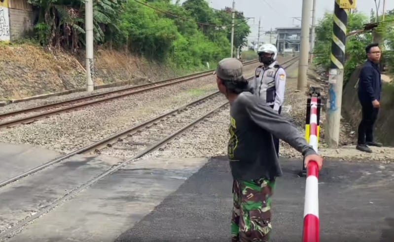 Dishub Bekasi Pasang Palang Pintu Manual di Perlintasan Ampera Pascainsiden Kecelakaan Kereta