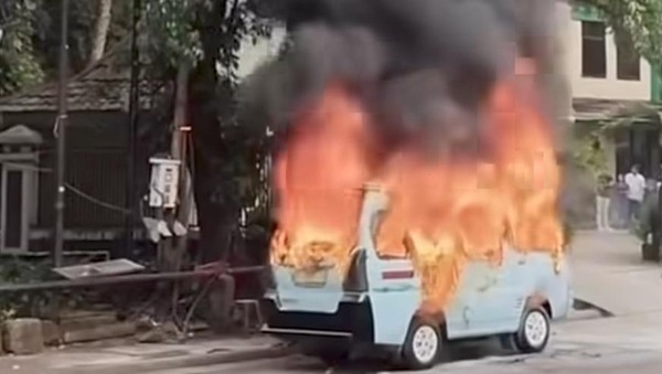 Tak Terima Ditegur Srobot Antrean Ngetem, Sopir dan Angkot Dibakar di Tanah Abang