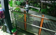 Viral! Modus Cari Cicak, Pria di Lamongan Terekam CCTV Curi Celana Dalam Warga