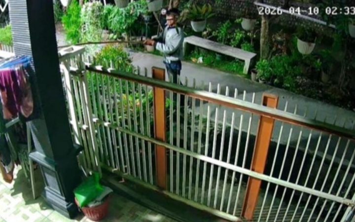 Viral! Modus Cari Cicak, Pria di Lamongan Terekam CCTV Curi Celana Dalam Warga