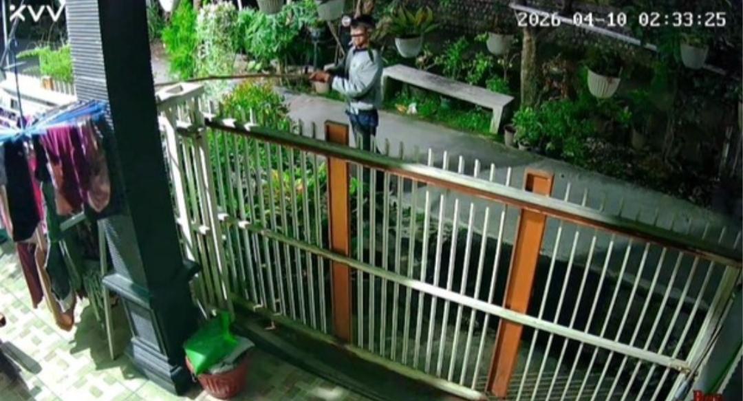 Viral! Modus Cari Cicak, Pria di Lamongan Terekam CCTV Curi Celana Dalam Warga