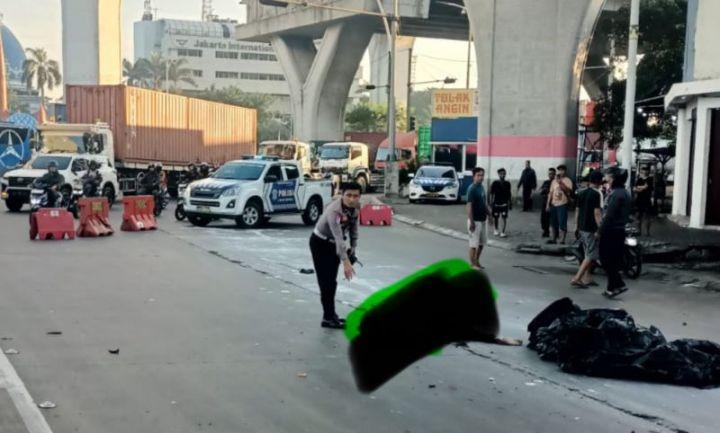 Detik-detik Ojol Tewas di Jakut, Tertabrak Truk Saat Ambil Jalur Cepat