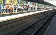 KRL Cikarang-Bekasi Lumpuh