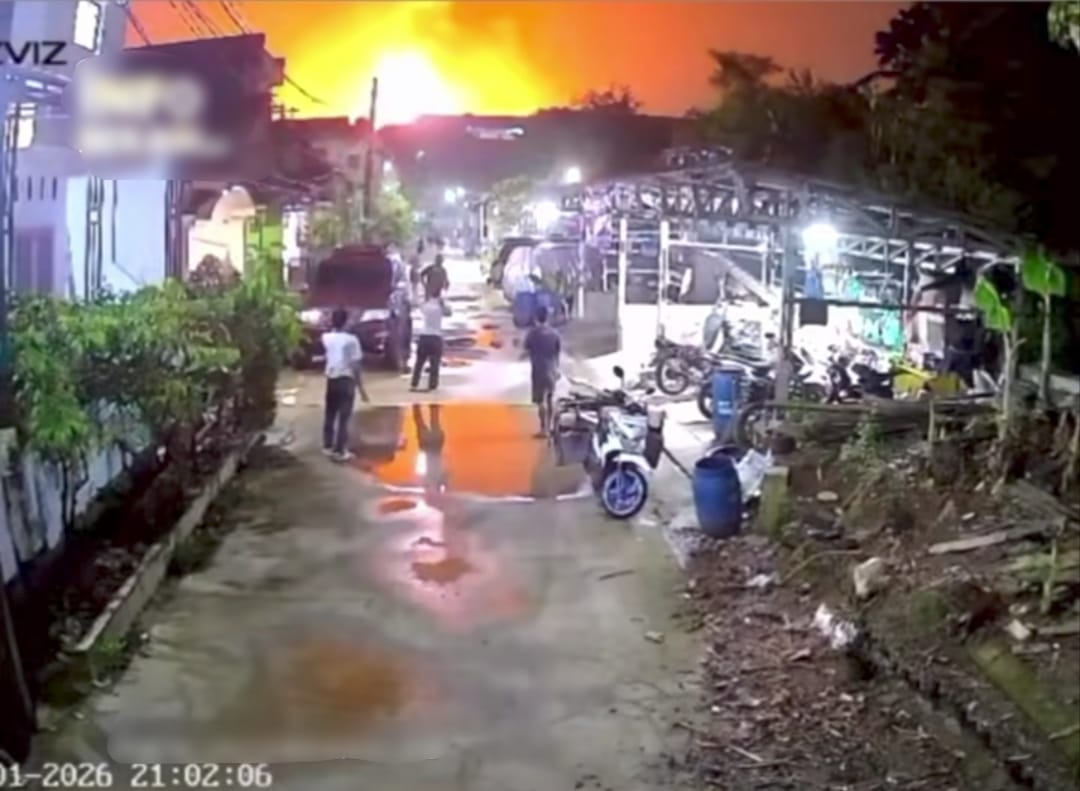 Detik-Detik Ledakan Hebat Kebakaran SPBE Cimuning Bekasi, Bunyinya Seperti Bom!