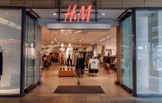 H&M Bakal Tutup 160 Toko di 2026, Fokus ke E-Commerce dan Toko Unggulan