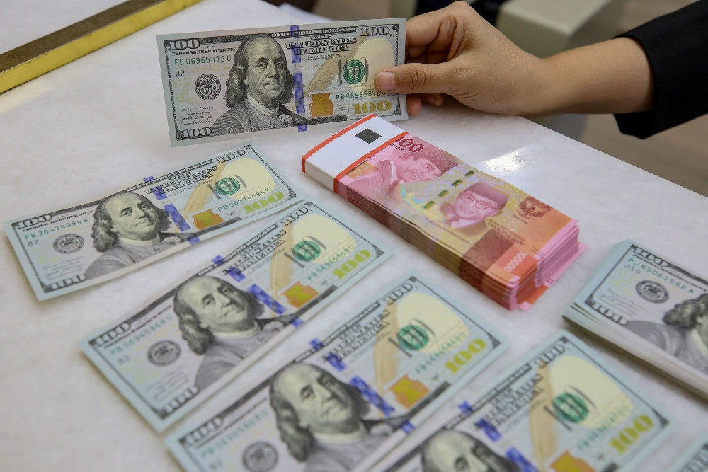 Dolar AS Dekati Rp18.000