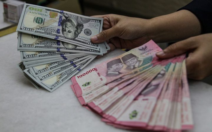 Rupiah Tembus Rp17.600 per Dolar AS