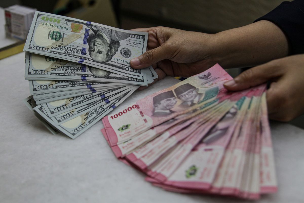 Rupiah Tembus Rp17.600 per Dolar AS