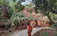 TPT Longsor Gegara Luapan Arus Sungai Ciluar Bogor, 20 Rumah Warga Terendam Banjir