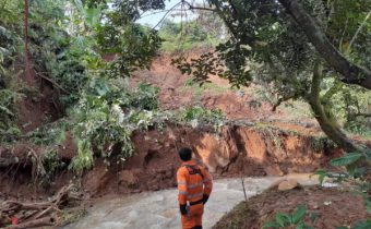 TPT Longsor Gegara Luapan Arus Sungai Ciluar Bogor, 20 Rumah Warga Terendam Banjir