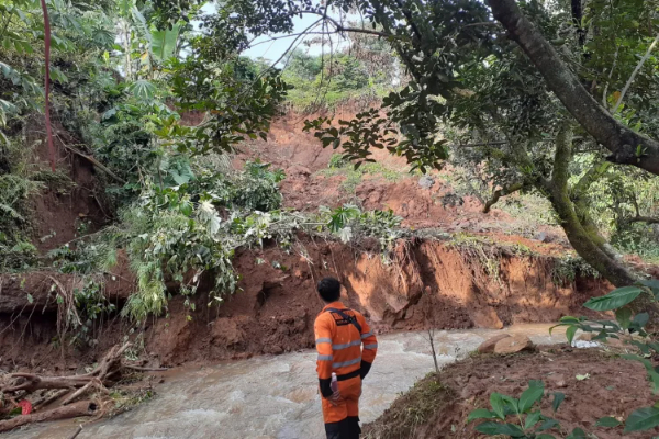 TPT Longsor Gegara Luapan Arus Sungai Ciluar Bogor, 20 Rumah Warga Terendam Banjir