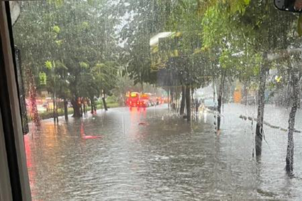 Hujan Deras Guyur Jakarta, 80 RT dan 3 Jalan Tergenang Air hingga Siang ini