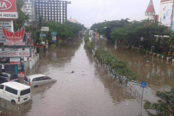 Banjir Bandung Rendam Akses Masuk Stadion Si Jalak Harupat, Mobilitas Warga Terganggu