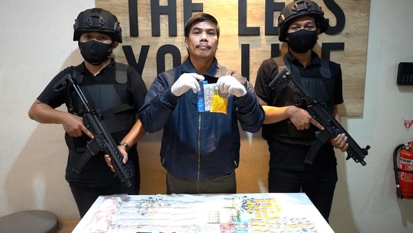 Kedok Warung Sembako Terbongkar! Kios Hijau di Jagakarsa Ternyata Jual Obat Keras Ilegal