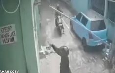 Ngeri! Aksi Curanmor Bersenpi di Kost Jaktim Terekam CCTV, Satpam Ditodong Pistol