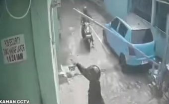 Ngeri! Aksi Curanmor Bersenpi di Kost Jaktim Terekam CCTV, Satpam Ditodong Pistol