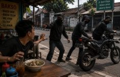 Mencekam! Lagi Makan Bakso, Pemuda di Jakbar Jadi Korban Curanmor Bersenpi