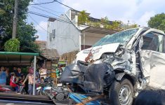 Mobil MBG Diduga Rem Blong Tabrak Lapak UMKM di Bekasi Timur, 1 Orang Kritis