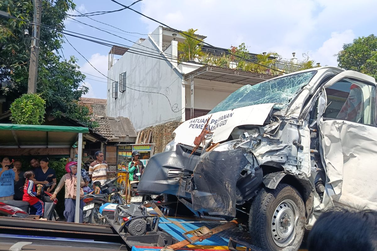 Mobil MBG Diduga Rem Blong Tabrak Lapak UMKM di Bekasi Timur, 1 Orang Kritis