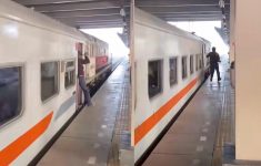 Penumpang Nekat Turun Sebelum Kereta Berhenti di Stasiun Cikarang, Netizen: Kayak Nggak Sayang Nyawa