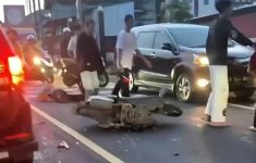 Pemotor Tergelincir di Jalur Puncak Bogor lalu Tabrak Minibus, Satu Orang Luka