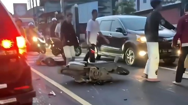 Pemotor Tergelincir di Jalur Puncak Bogor lalu Tabrak Minibus, Satu Orang Luka