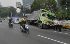 Truk Muatan Hebel Kecelakaan di Layang Cawang Kompor, Sopir Diduga Mengantuk
