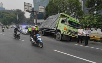 Truk Muatan Hebel Kecelakaan di Layang Cawang Kompor, Sopir Diduga Mengantuk