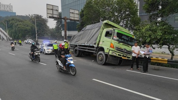 Truk Muatan Hebel Kecelakaan di Layang Cawang Kompor, Sopir Diduga Mengantuk