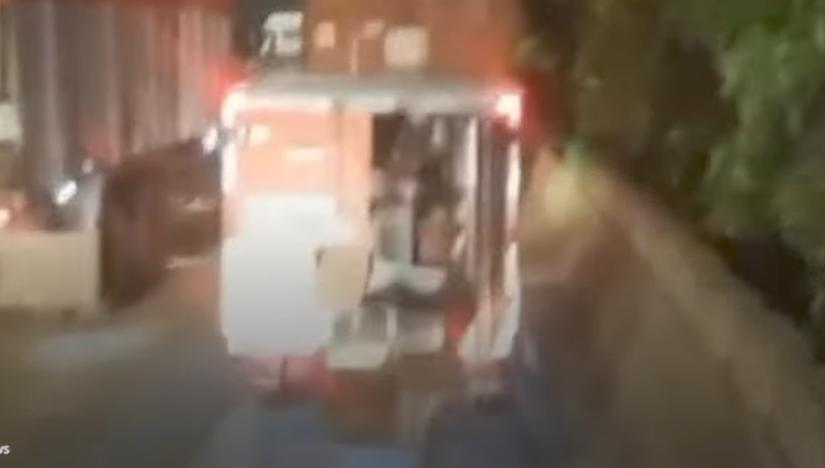 Viral Bajing Loncat Gasak Paket dari Mobil Ekspedisi di Jakut, Polisi Buru Pelaku