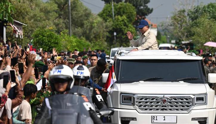 Prabowo Minta Pindad Buat Mobil Presiden dari Kaca: Yang Ada Kursi Tapi Kelihatan Berdiri