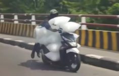 Viral Pemotor Bawa Karung Es Batu Bak Superman di Bogor, Polisi Buka Suara