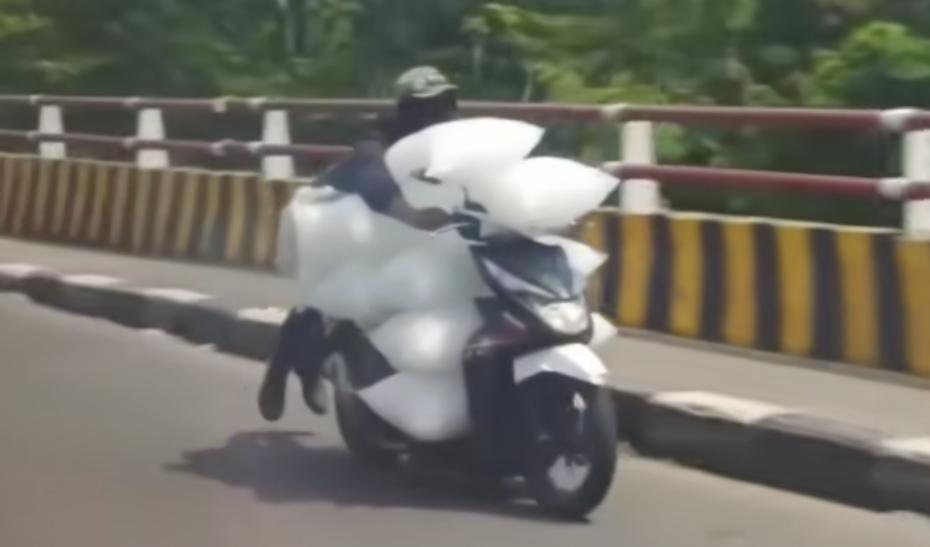 Viral Pemotor Bawa Karung Es Batu Bak Superman di Bogor, Polisi Buka Suara