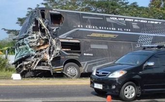 Bus Tabrak Belakang Truk di Tol Cipali, Satu Penumpang Tewas Dua Luka-luka