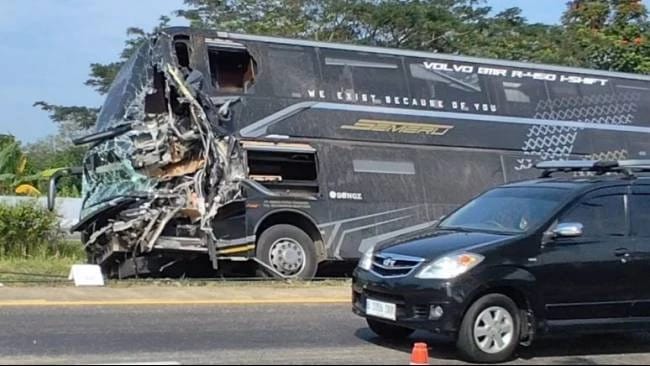 Bus Tabrak Belakang Truk di Tol Cipali, Satu Penumpang Tewas Dua Luka-luka