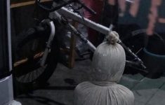 Viral Foto Pocong Duduk di Teras Rumah Warga di Depok, Polisi Pastikan Cuma Editan
