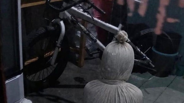 Viral Foto Pocong Duduk di Teras Rumah Warga di Depok, Polisi Pastikan Cuma Editan
